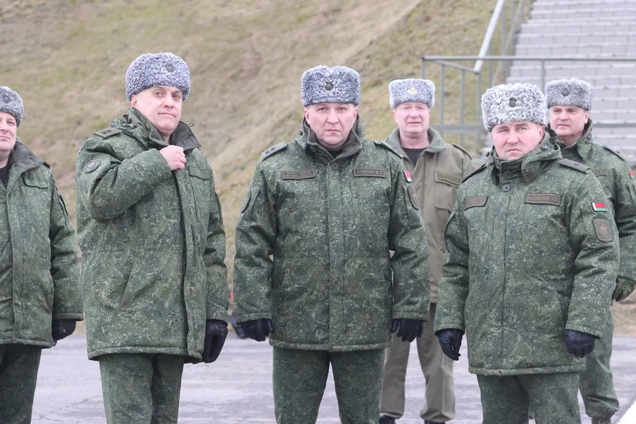 Министр обороны Беларуси Виктор Хренин (в центре), председатель Совета безопасности Александр Вольфович (слева) и российский генерал (справа) на учениях под Гомелем 19 февраля 2022 года, за пять дней до нападения на Украину. Фото Stringer / Anadolu Agency via Getty Images