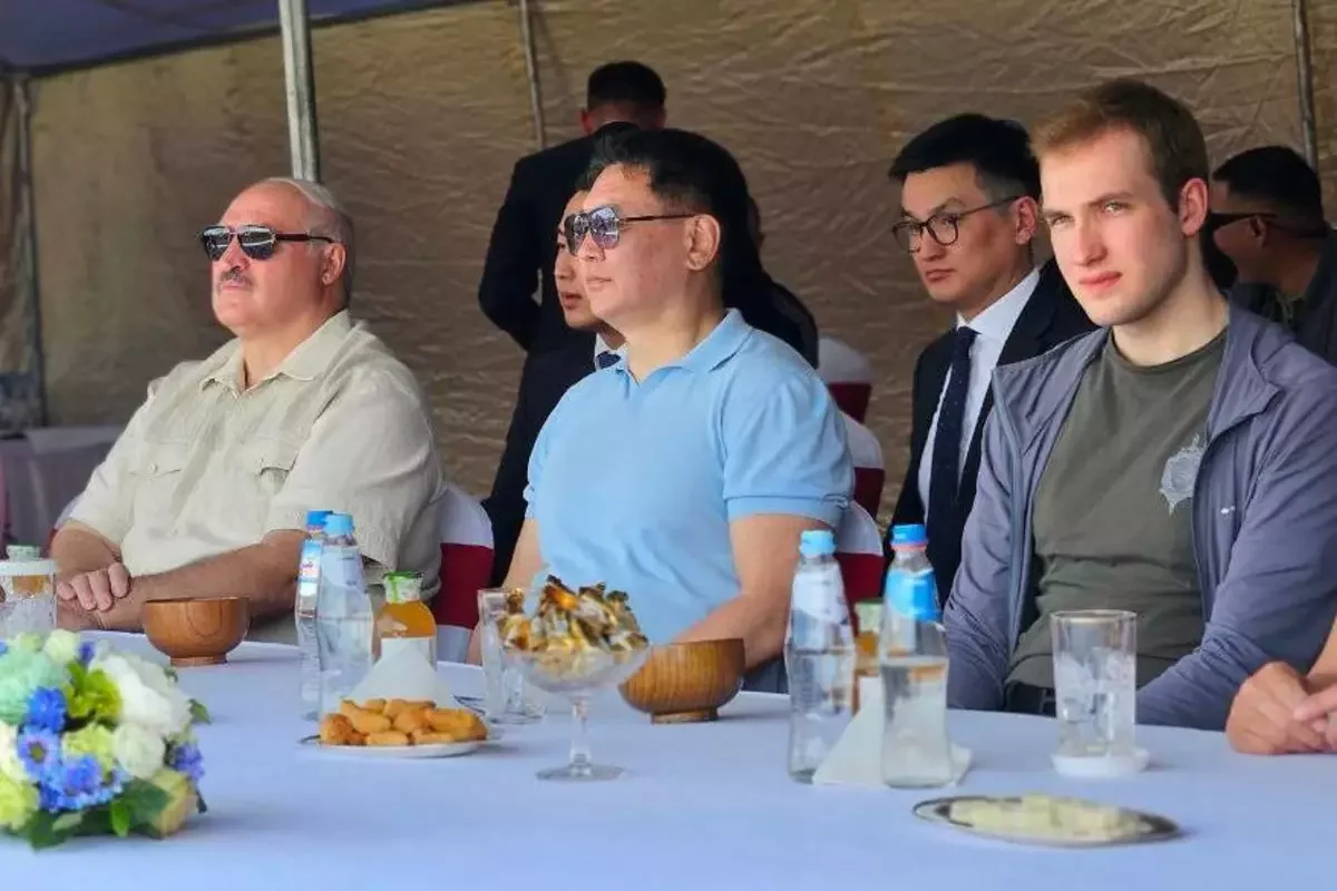Коля Лукашенко во время визита в Монголию ходил в майке с эмблемой ...
