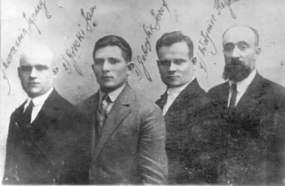 Дэпутаты польскага Сейма ад «Беларускага сялянска-работніцкага пасольскага клуба «Змаганне» Ігнат Дварчанін, Язэп Гаўрылік і Флягонт Валынец сталі фігурантамі па справе БНЦ. Іван Грэцкі (другі злева) будзе арыштаваны пазней