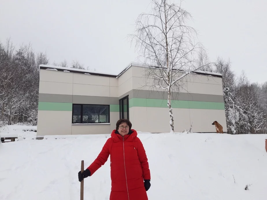 Аксана Колб ля свайго саламянага дома. Снежань 2020 года. Фота: архіў Аксаны Колб