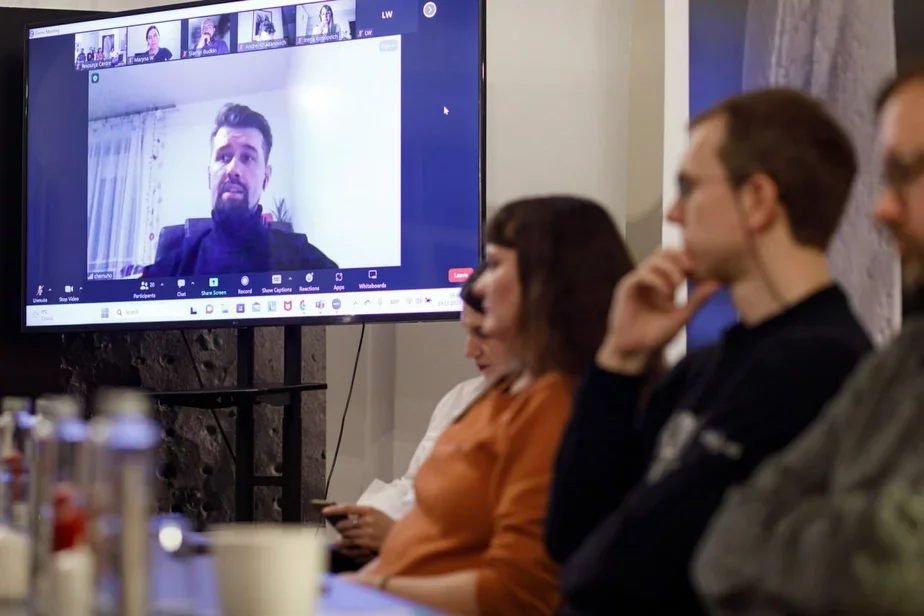 Выступ Аляксандра Чарнухі па відэа-сувязі. Фота: Беларуская Рада культуры