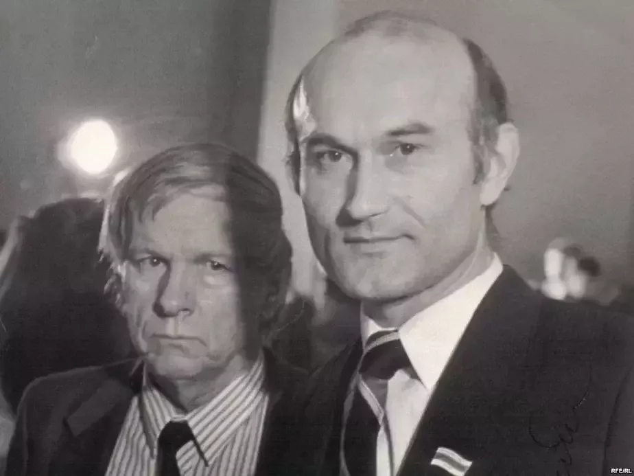 Васіль Быкаў і Зянон Пазняк (справа)